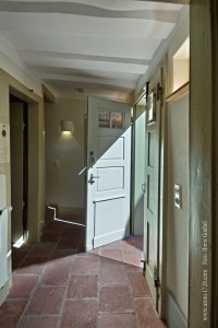 Please leave your shoes in this entrance area.