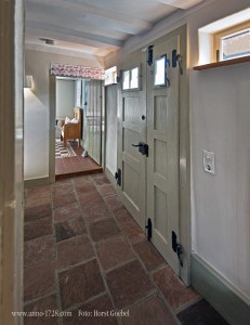 Please leave your shows in this entrance area.