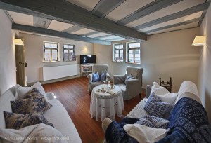 Our living room with the TV incl. Amazon Fire TV, Netflix and Amazon Prime Video and 80 HD LIve-TV Channels via the Zattoo App.