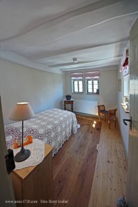 Small bed room with one or two single beds (configurable).